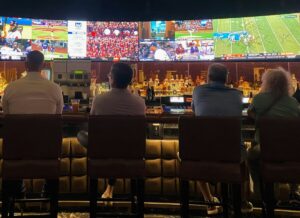 バーでテレビを見ている人々