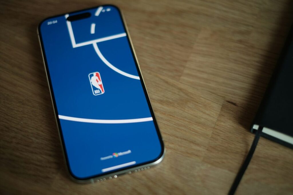NBAのロゴが映ったスマホ